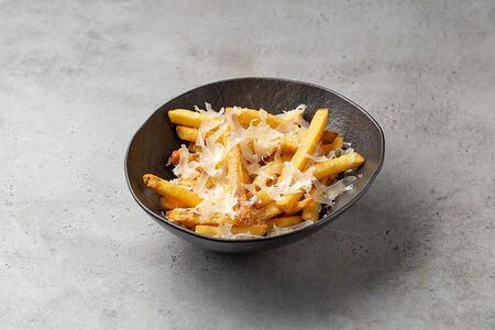 Картофель фри с трюфельным маслом и пармезаном