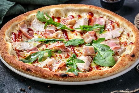 Пицца с курицей и беконом в баварском соусе 