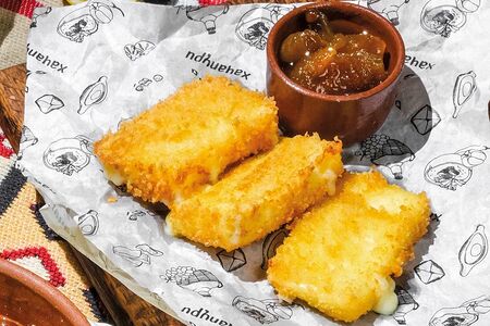 Жареный сыр с инжирным вареньем