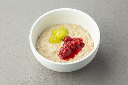 Нежная овсяная каша с домашним джемом и виноградом