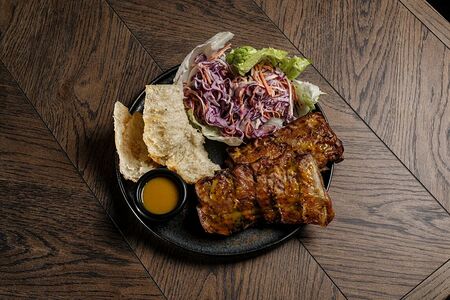 Свиные ребра в медово-горчичном соусе и салатом Коул Слоу