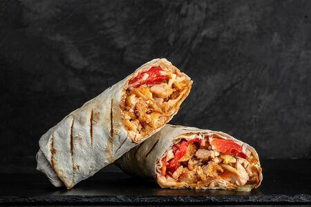 Шаурма с курицей и грибами на углях