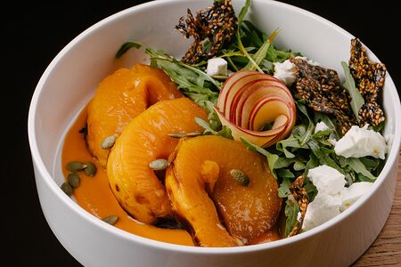 Салат из печеной тыквы с ферментированным яблоком, мягким сыром и свежей зеленью