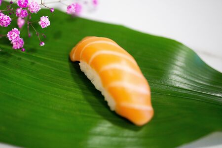 Суши с лососем