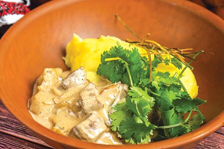 Пъяньти (томленая говядина со сметаной и лесными грибами)