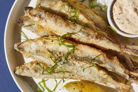 Корюшка в кляре с соусом Тартар