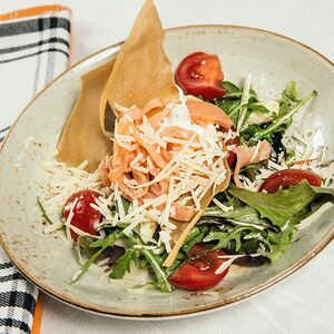 Салат с копченым лососем и чипсами харумяки