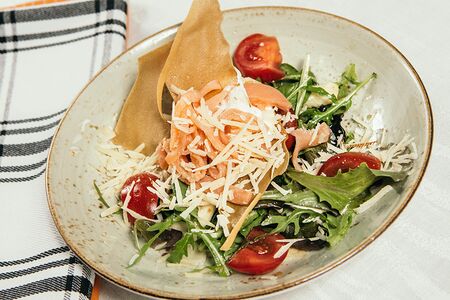 Салат с копченым лососем и чипсами харумяки