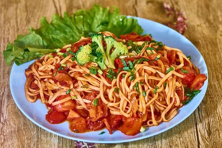 Лапша с говядиной и помидорами 701