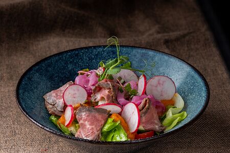 Салат с ростбифом