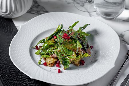 Салат с томленой уткой и сырным кремом