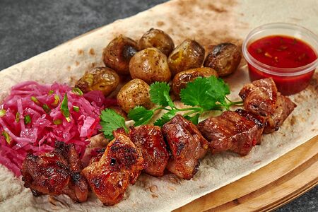 Шашлык из свинины с картофелем и огурцами