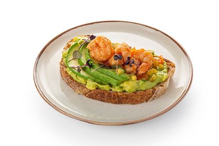 Брускетта с креветками, авокадо и овощной сальсой