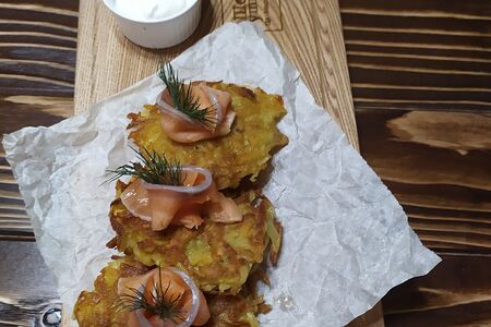 Румяные драники с красной рыбой