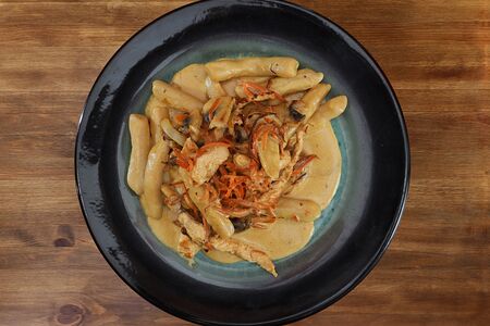 Токпоки с курицей, грибами и овощами