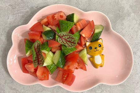 Овощной салат, из помидоров и огурцов