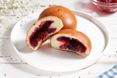 Пирожок сдобный вишнёвый