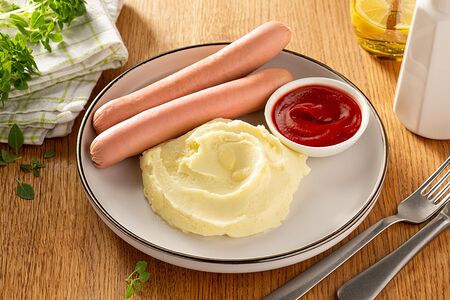 Картофельное пюре с молочной сосиской по-домашнему