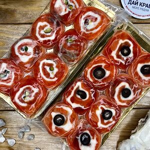 Рулетики из слабосоленой рыбы в ассортименте