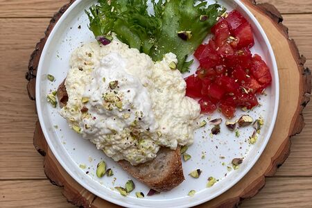 Скрэмбл с томатами и стачателлой 