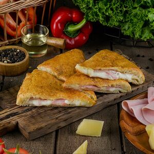 Кальцоне с ветчиной и сыром