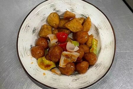 Гай фан с фрикадельками и картофелем по деревенски в кисло-сладком соусе