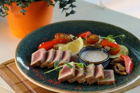 Стейк тунца с ореховым соусом и овощами гриль