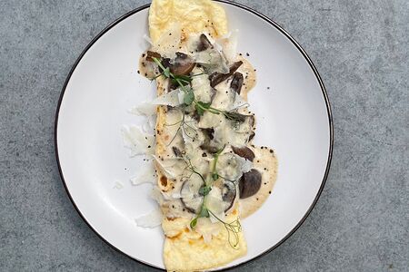 Омлет с грибами и пармезаном