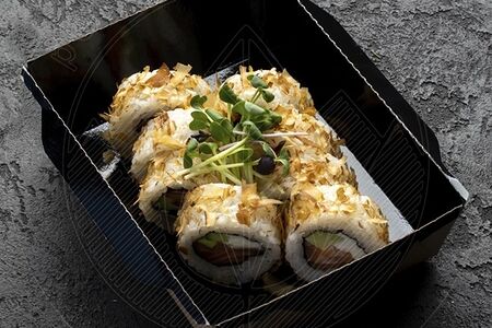 Сяке-ролл со слабосоленым лососем и стружкой тунца