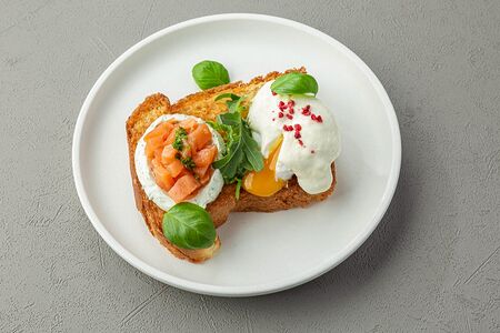 Бенедикт с яйцом пашот и лососем