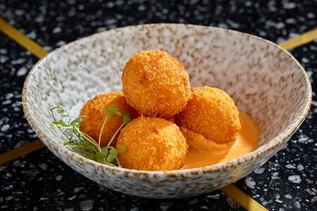 Крабкейки с крабом и угрём в сливочном соусе биск