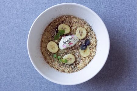 Киноа с бананом и миндалем