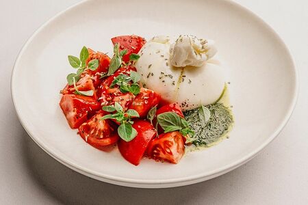 Буррата с томатами и базиликом