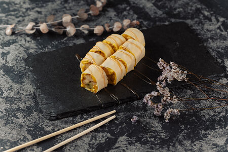 Сладкий ролл с карамельным топпингом