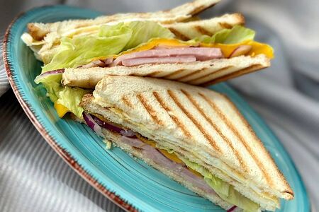 Сэндвич с ветчиной и сыром