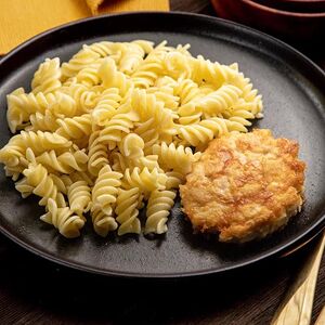 Макароны с куриным шницелем
