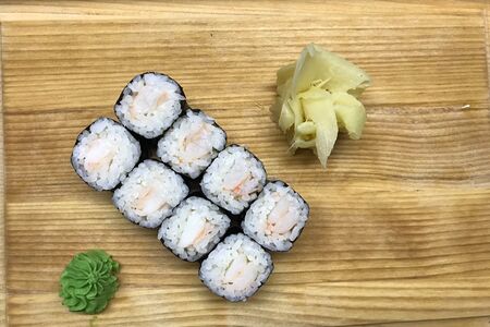 Классический ролл с креветкой