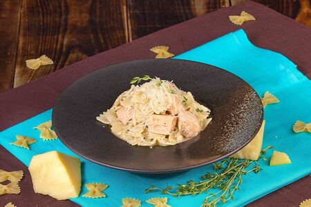 Фарфалле с семгой