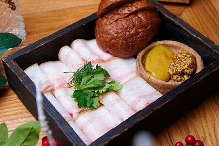 Нарезка фермерского сала с домашней горчицей и гренками