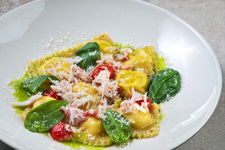 Равиоли с крабом, рикоттой и шпинатом