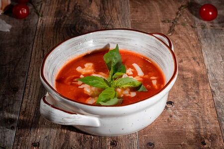 Томатный суп с креветками и сыром Моцарелла