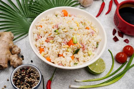 Жареный рис с яйцом и колбаса