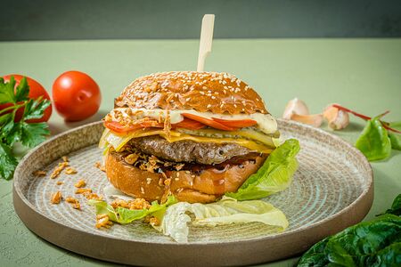 Фирменный бургер на поляне