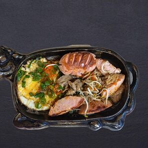 Яичница с колбасками, ростками сои Ми Тяо Ган