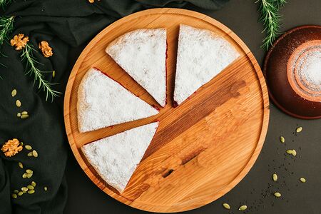 Пирог с черной смородиной и творогом