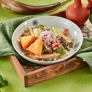 Теплый салат с курицей и жареным сыром сулугуни