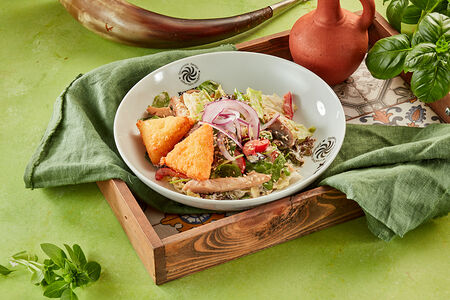 Теплый салат с курицей и жареным сыром сулугуни