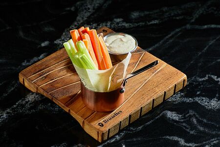 Морковные и сельдерейные палочки с чесночным соусом