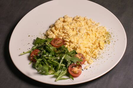 Скрэмбл с салатом из рукколы и томатами черри