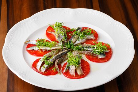 Домашние маринованные анчоусы с розовыми томатами